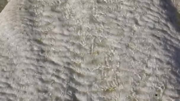 Woman legs in the flowing water in Pamukkale — Stock Video