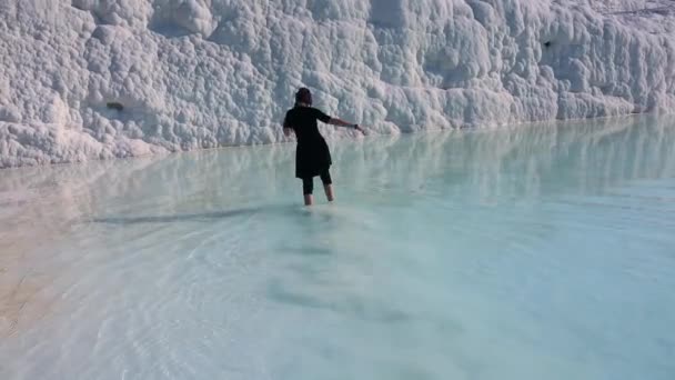 Kadın bacakları Pamukkale akan suda — Stok video