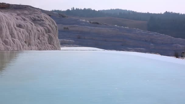 Woda w basenach i trawertyn formacji w pamukkale, Turcja — Wideo stockowe