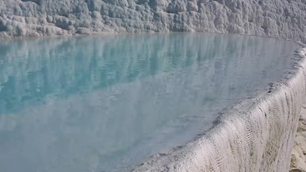 Vatten i pooler och travertin formationer i pamukkale, Turkiet — Stockvideo