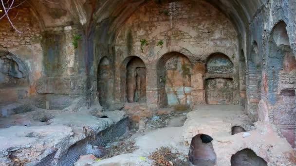 Debajo de las Grandes Pirámides Punto de vista disparado moviéndose por túnel oscuro hacia la luz del día . — Vídeos de Stock