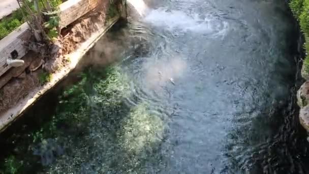 Fondo ondulado de agua azul en la piscina — Vídeo de stock