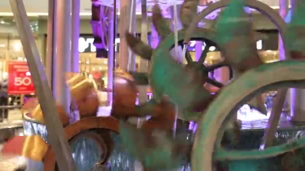 Rotation des Zahnradsystems in einer dekorativen Wassermühle — Stockvideo