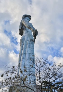 Tiflis, Gürcistan-desember 9, 2017: Kartlis Deda, ya da anne Georgia Anıtı, 1958 yılında Sololaki tepenin üstüne dikildi, yıl Tiflis 1500 ' üncü yıldönümünü kutladı.