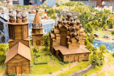 Ahşap kubbe üzerinde eski bir kilise. Şehir Petersburg St Grand-sahte müzesidir.