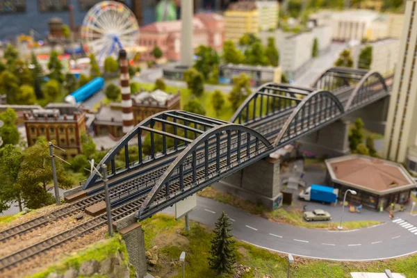 象徴的な古い金属トラス鉄道橋のグランド モック美術館はサンクトペテルブルクの都市. — ストック写真