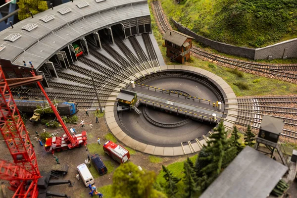 Eisenbahngleise an einem Bahnhof das großartige Mockmuseum ist die Stadt St. petersburg. — Stockfoto