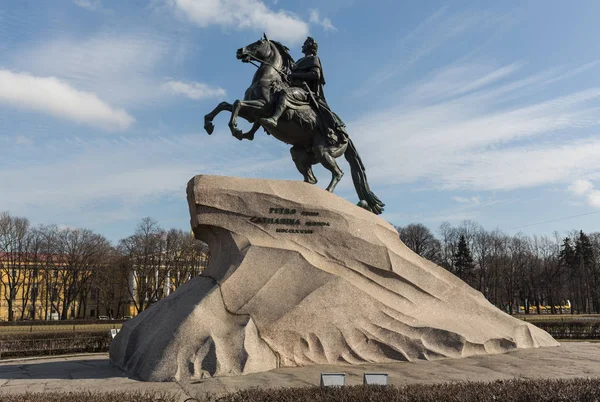 Monumento al jinete de bronce iluminado por el sol de la tarde en San Petersburgo . — Foto de Stock