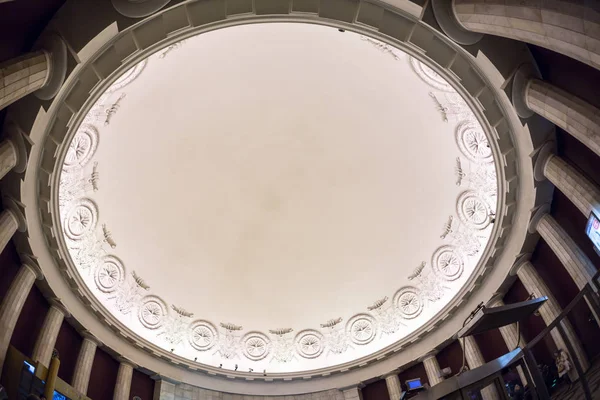 Telhado de vidro Skylight curvo ou teto de cúpula com estrutura geométrica de aço em estilo de arquitetura contemporânea moderna como abstrato preto e branco fundo arquitetônico e industrial ou padrão . — Fotografia de Stock