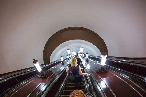 Uma Escada Rolante Vazia Move Através Tubo Oval Luz Para — Fotografia de Stock