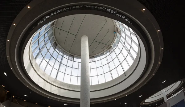 Telhado de vidro Skylight curvo ou teto de cúpula com estrutura geométrica de aço em estilo de arquitetura contemporânea moderna como abstrato preto e branco fundo arquitetônico e industrial ou padrão . — Fotografia de Stock