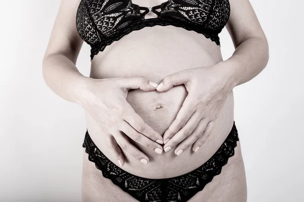 Primer plano de un lindo vientre embarazada — Foto de Stock