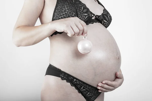 Gros plan d'un ventre enceinte mignon — Photo