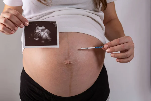 Test di gravidanza positivo nelle mani della donna da vicino — Foto Stock