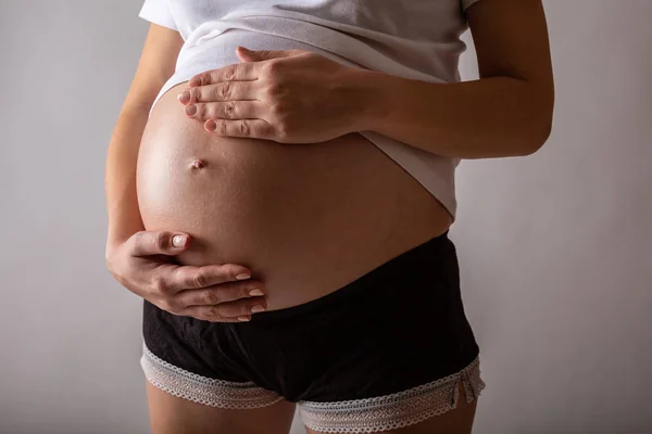 Close-up van een schattige zwangere buik — Stockfoto