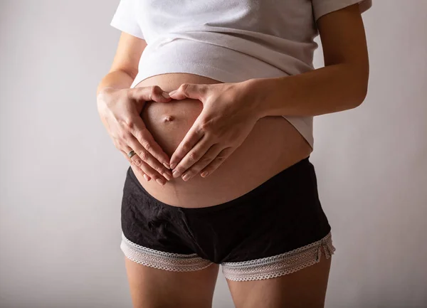 Zblízka roztomilé těhotné břicho — Stock fotografie