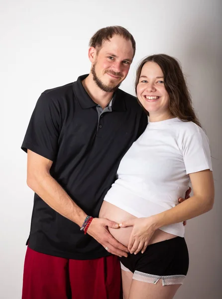 Beau jeune couple qui attend bébé en studio — Photo