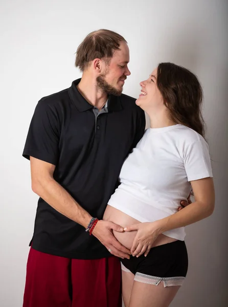 Vackra unga par väntar barn i Studio — Stockfoto