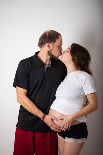 Bella giovane coppia in attesa di bambino in Studio — Foto Stock