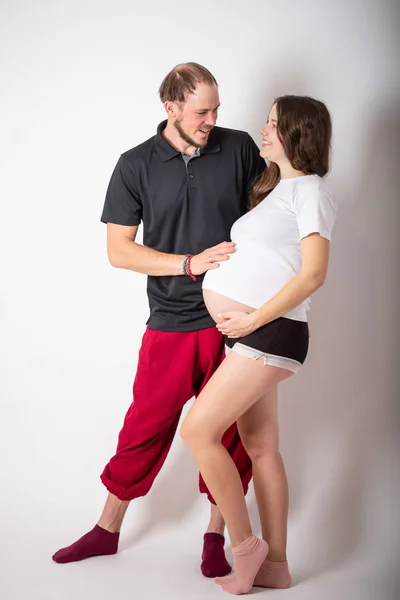 Vackra unga par väntar barn i Studio — Stockfoto