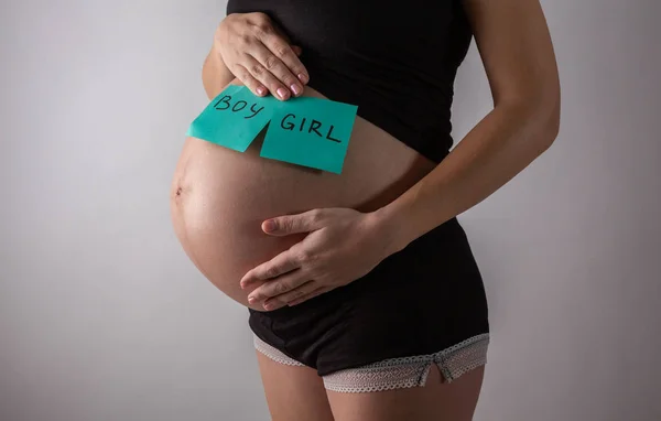 Hamile kadın bir erkek ya da kız için bekliyor — Stok fotoğraf