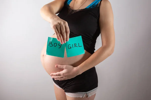 Schwangere wartet auf einen Jungen oder ein Mädchen — Stockfoto