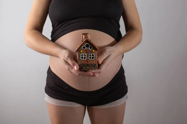 Hauskredit während der Schwangerschaft im Studio bekommen — Stockfoto