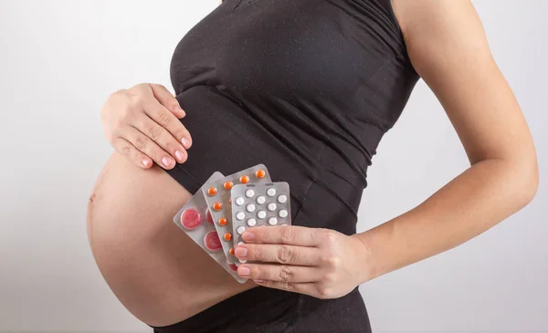 妊娠,人々と医療の概念 – 妊娠中の女性のクローズアップ.妊娠中の女性のビタミンやミネラルです妊娠中の薬を服用.風邪と妊娠。妊婦用医薬品 — ストック写真