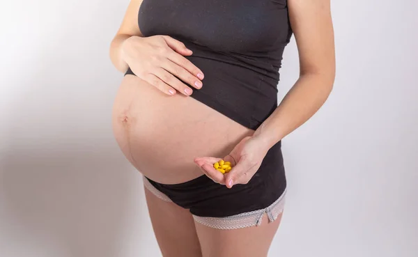 Gravidanza, persone e concetto di assistenza sanitaria - primo piano della donna incinta. vitamine e minerali per le donne incinte. Prendendo farmaci durante la gravidanza. Freddi e gravidanza. Medicinali per donne incinte — Foto Stock