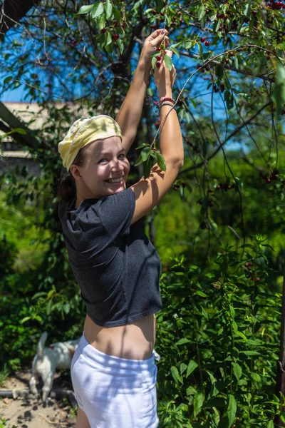 Jong, mooi meisje in de bush van viburnum en appelboom. — Stockfoto