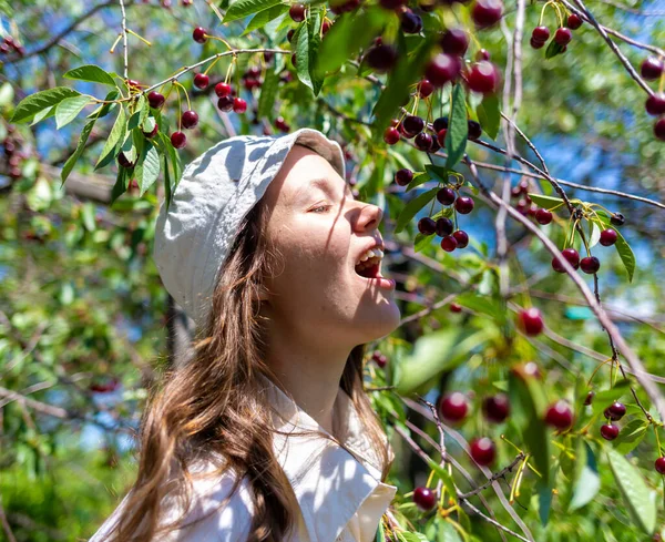 Jovem, menina bonita no arbusto de viburnum e macieira . — Fotografia de Stock