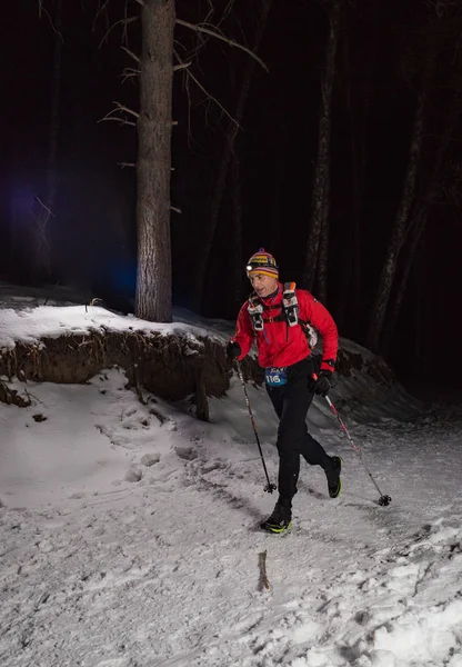 ALMATY KAZAKHSTAN: 15 FEBBRAIO 2020: persone non identificate corrono durante la notte vinicola nelle montagne vicino alla città di Almaty con torce elettriche durante la corsa notturna di TunRun Limited — Foto Stock