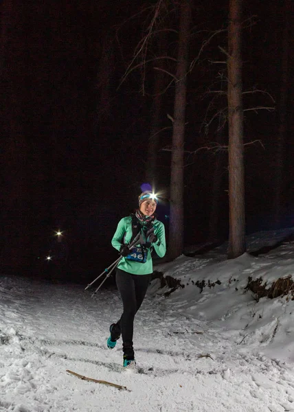ALMATY KAZAKHSTAN: 15 DE FEBRERO DE 2020: Chicas no identificadas corren por la noche en invierno en las montañas cerca de la ciudad de Almaty con linternas durante la carrera nocturna de TunRun Limited el 15 de febrero de 2020 — Foto de Stock