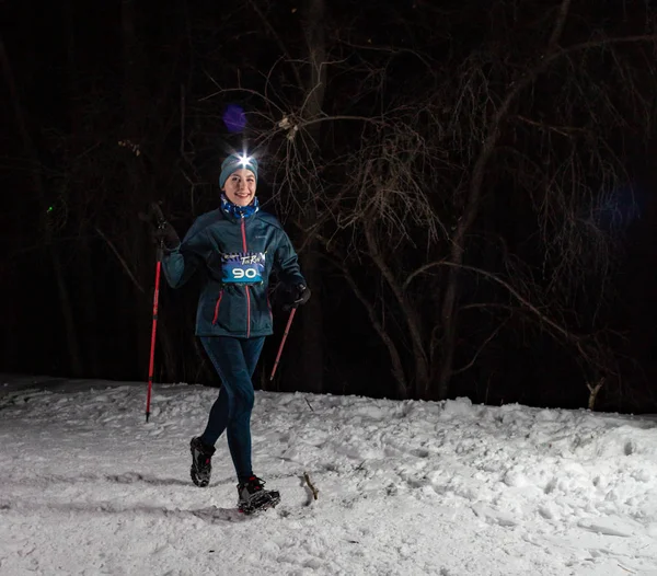 ALMATY KAZAKHSTAN: 15 DE FEBRERO DE 2020: Chicas no identificadas corren por la noche en invierno en las montañas cerca de la ciudad de Almaty con linternas durante la carrera nocturna de TunRun Limited el 15 de febrero de 2020 — Foto de Stock