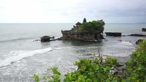 Pura Ulun Danu tempel på sjön Bratan i Bali, Indonesien är ett stort vattentempel på Bali. — Stockvideo