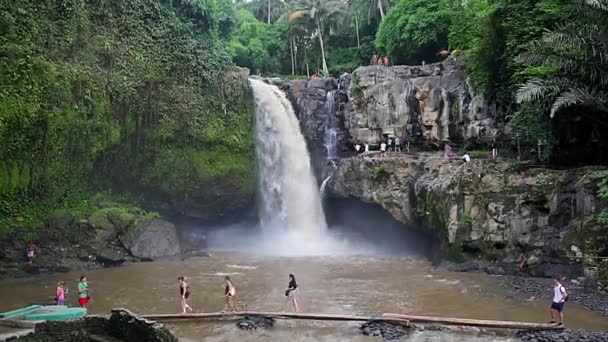 Vackert vattenfall i Bali, Indonesien. — Stockvideo