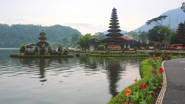 Pura Ulun Danu tempel aan het meer Bratan in Bali, Indonesië is een belangrijke watertempel op Bali. — Stockvideo