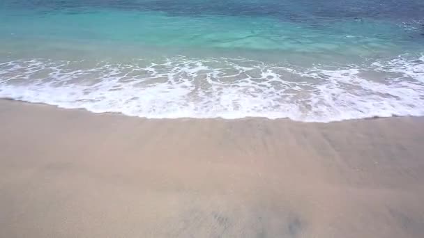 Phuket strand hav, Utsikt över stranden havet på solljus på sommaren. Vid Karon Beach, Phuket, Thailand. — Stockvideo