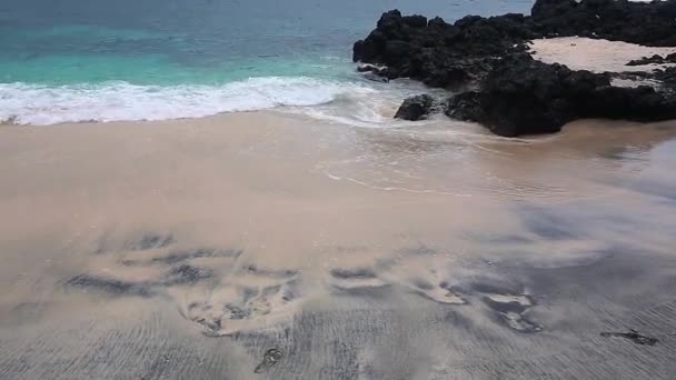 Phuket strand hav, Utsikt över stranden havet på solljus på sommaren. Vid Karon Beach, Phuket, Thailand. — Stockvideo