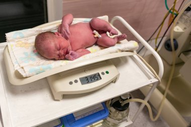 Doğumdan sonra hastanede yeni doğmuş küçük bebek