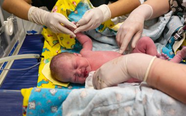 Doğumdan sonra hastanede yeni doğmuş küçük bebek