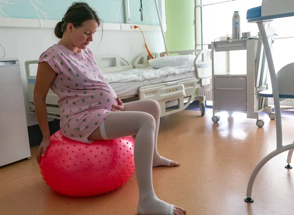 Femme enceinte à l'hôpital - à l'intérieur en attendant le début du travail — Photo