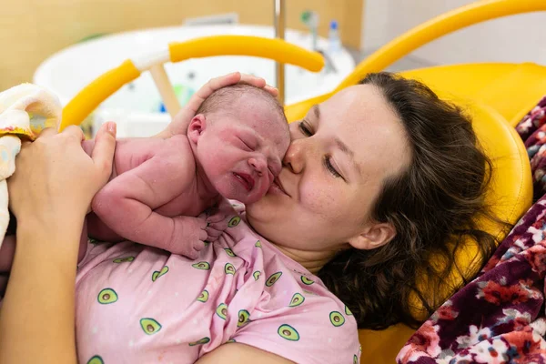 Nouveau-né sur les bras de sa mère juste après l'accouchement — Photo