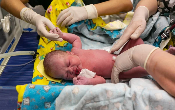 Doğumdan sonra hastanede yeni doğmuş küçük bebek — Stok fotoğraf