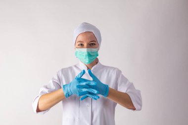Tekdüze bir geçmişi olan tatlı bir kız lateks eldivenler gösteriyor..