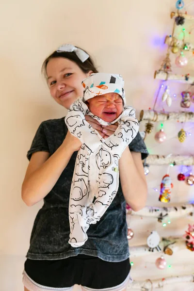 Mãe e bebê beijando e abraçando. Família feliz — Fotografia de Stock