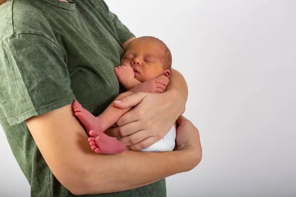 Yeni doğmuş güzel bebek annelerin ellerinde dinleniyor. — Stok fotoğraf