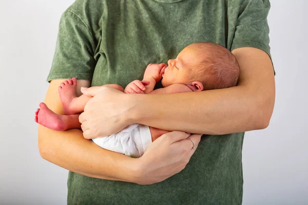 Όμορφο νεογέννητο μωρό στηρίζεται σε χέρια μαμάδες — Φωτογραφία Αρχείου