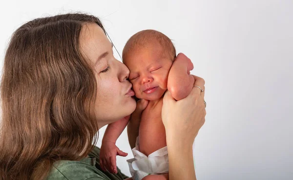 Embrasser et embrasser la mère et le bébé. Famille heureuse — Photo