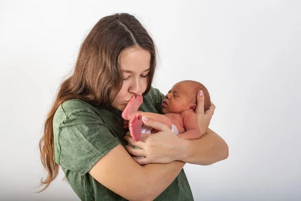 Mãe e bebê beijando e abraçando. Família feliz — Fotografia de Stock